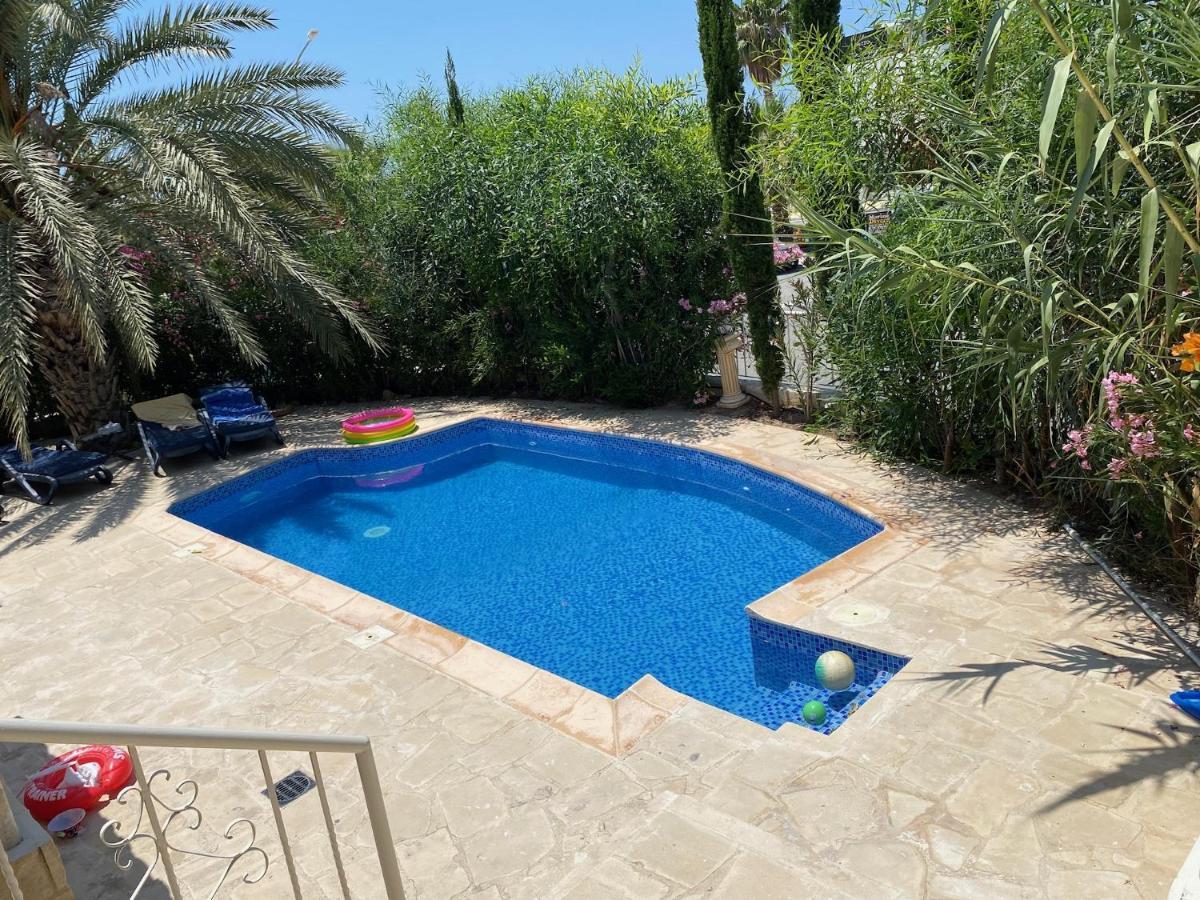 Villa Neyla Four Bedroom Coral Bay Beach Front Luaran gambar