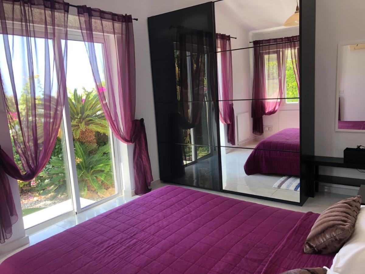 Villa Neyla Four Bedroom Coral Bay Beach Front Luaran gambar