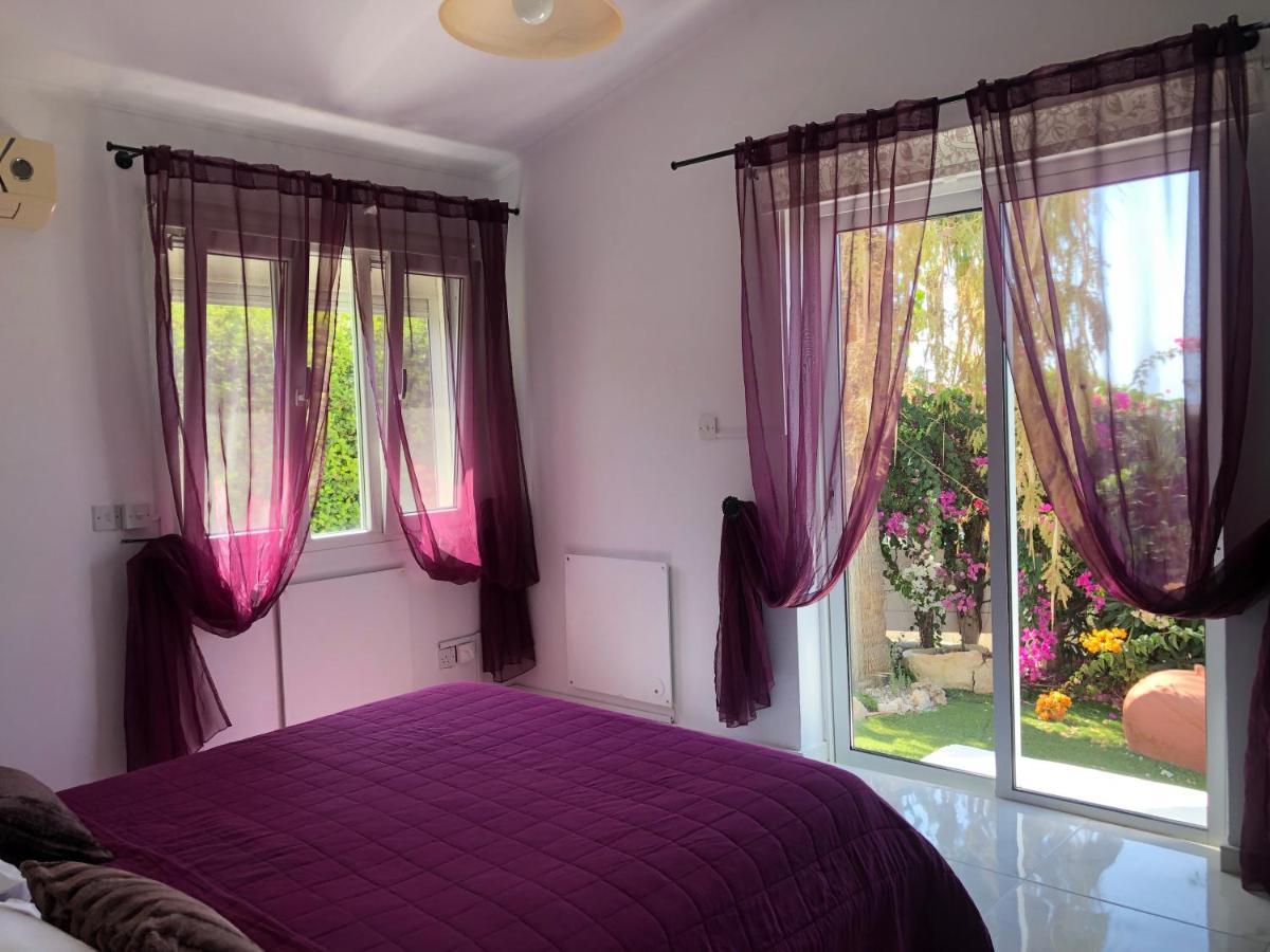 Villa Neyla Four Bedroom Coral Bay Beach Front Luaran gambar