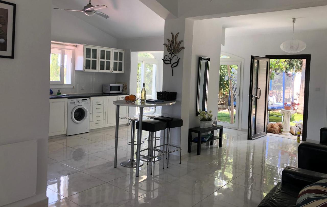 Villa Neyla Four Bedroom Coral Bay Beach Front Luaran gambar