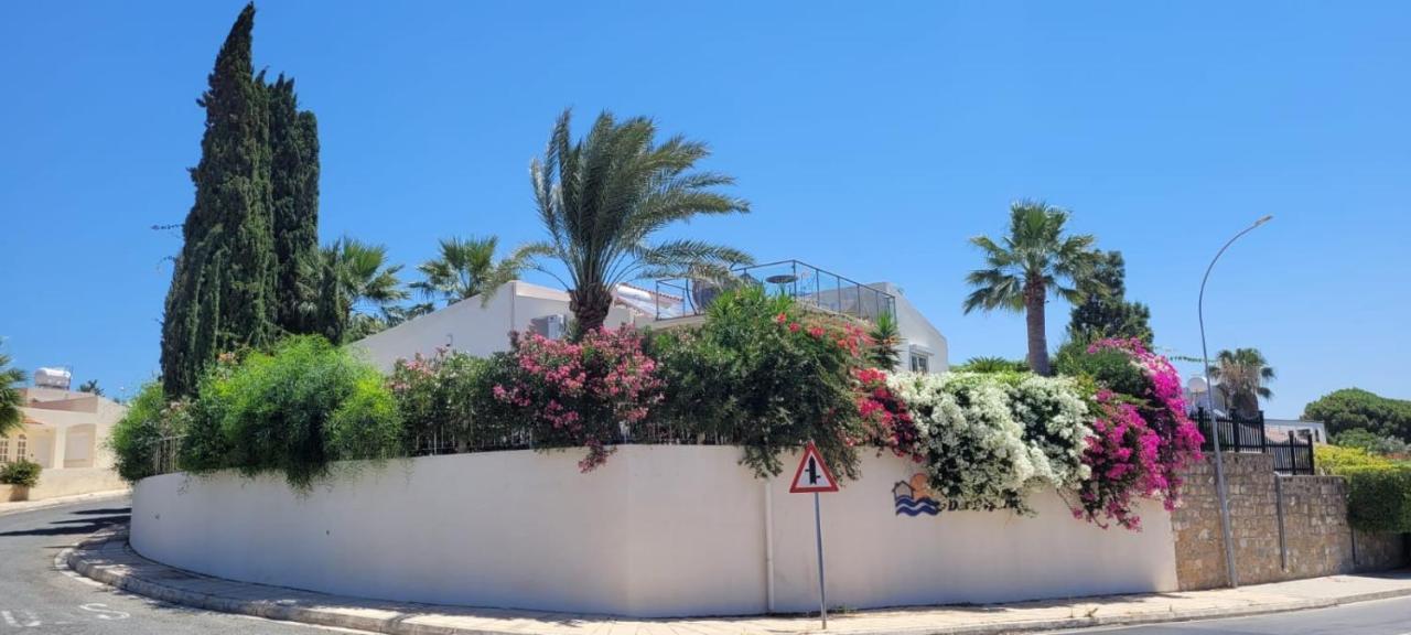Villa Neyla Four Bedroom Coral Bay Beach Front Luaran gambar