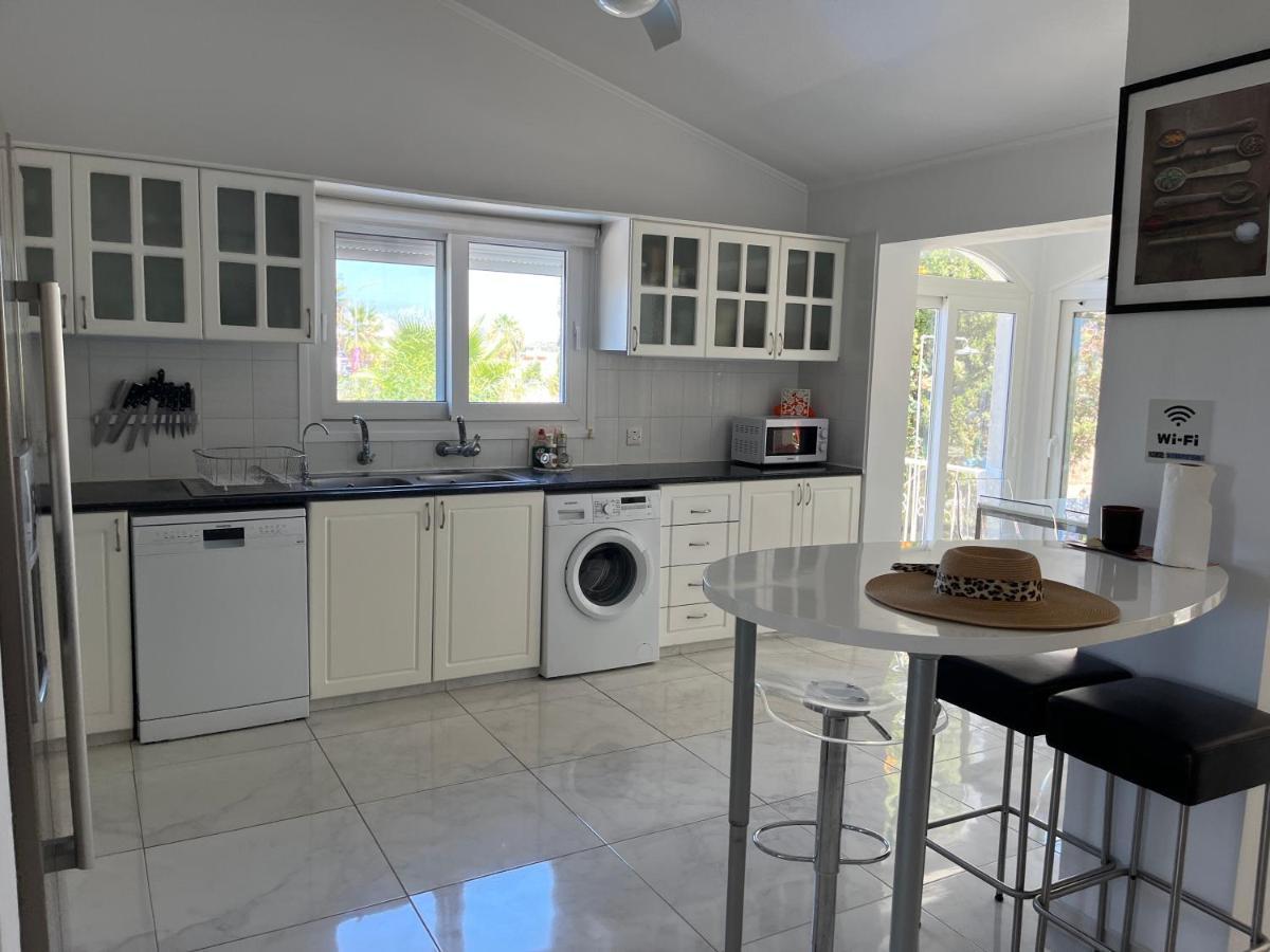 Villa Neyla Four Bedroom Coral Bay Beach Front Luaran gambar