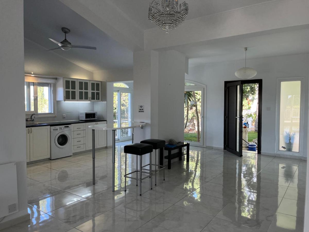 Villa Neyla Four Bedroom Coral Bay Beach Front Luaran gambar