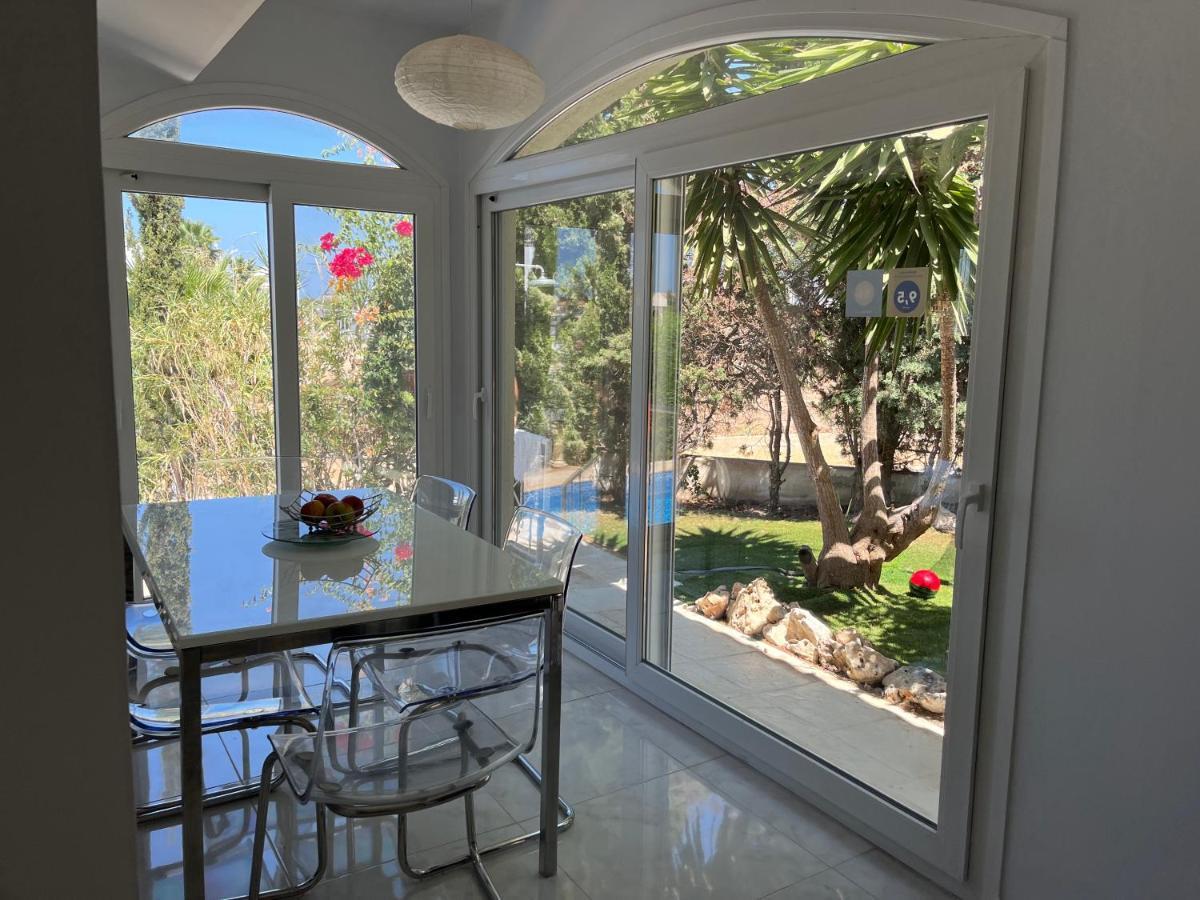 Villa Neyla Four Bedroom Coral Bay Beach Front Luaran gambar