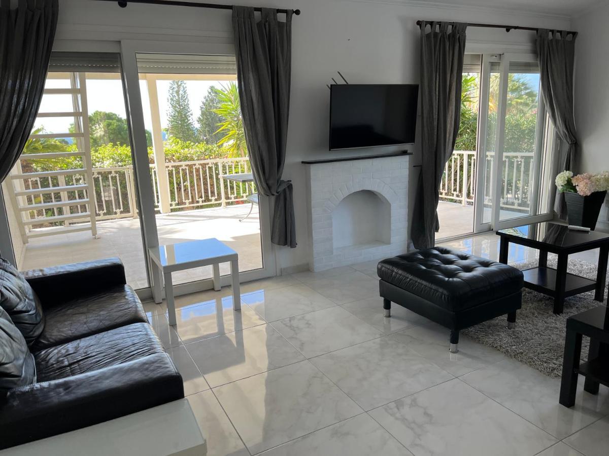 Villa Neyla Four Bedroom Coral Bay Beach Front Luaran gambar