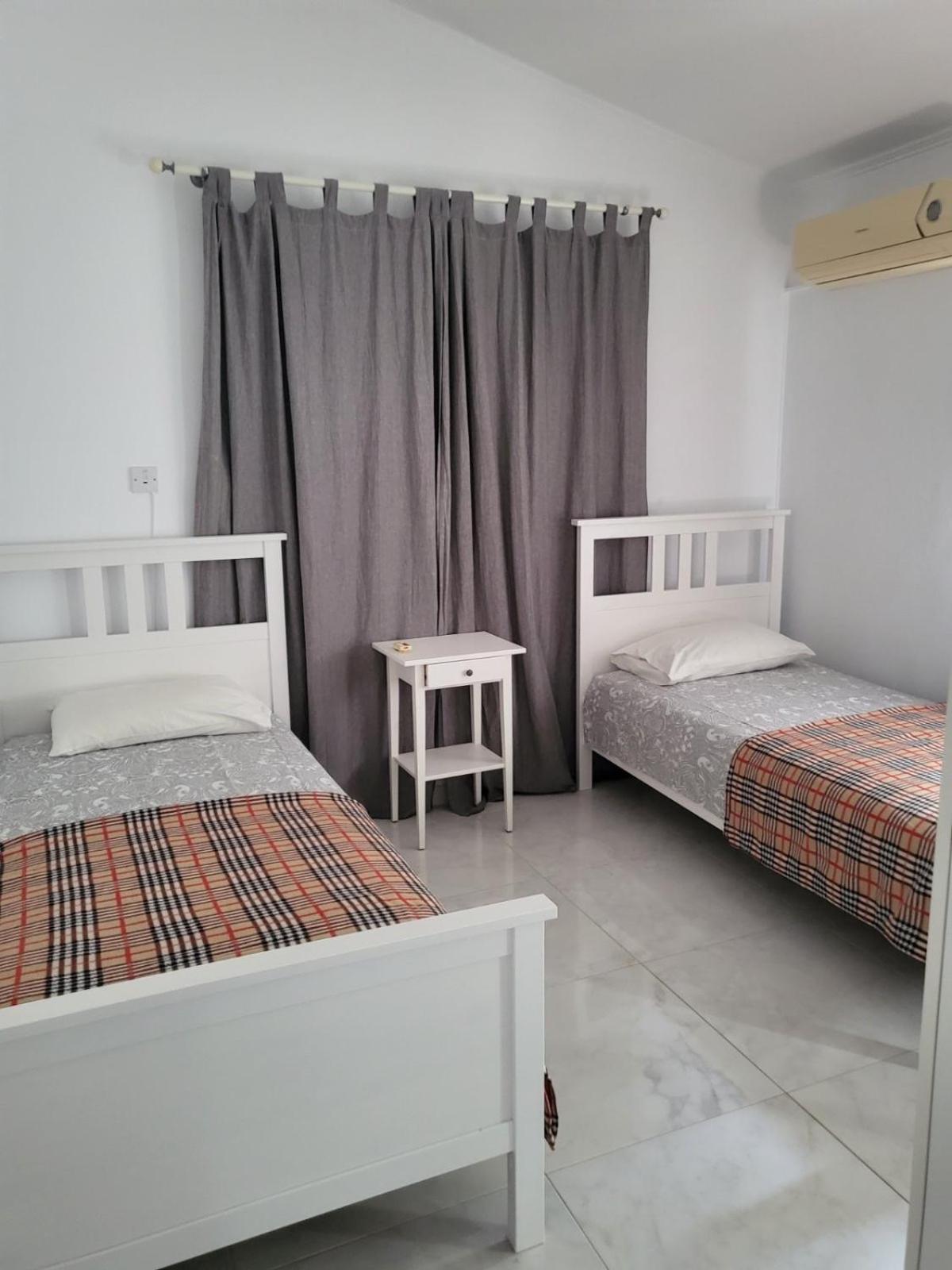 Villa Neyla Four Bedroom Coral Bay Beach Front Luaran gambar
