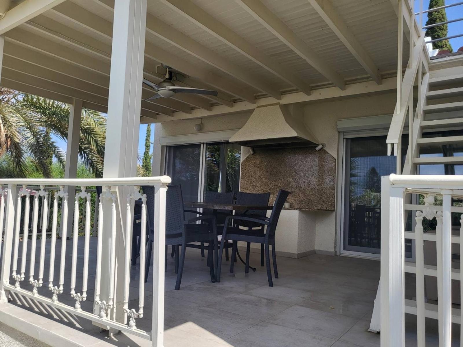 Villa Neyla Four Bedroom Coral Bay Beach Front Luaran gambar