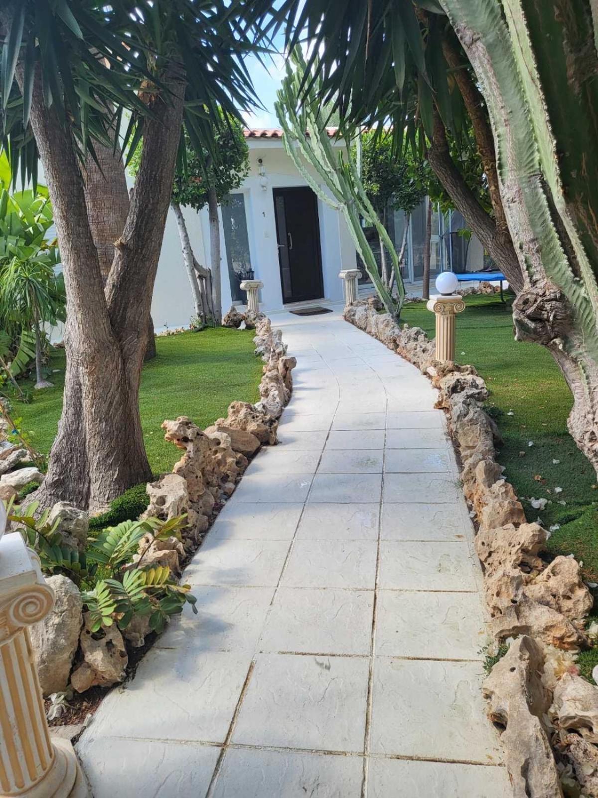 Villa Neyla Four Bedroom Coral Bay Beach Front Luaran gambar