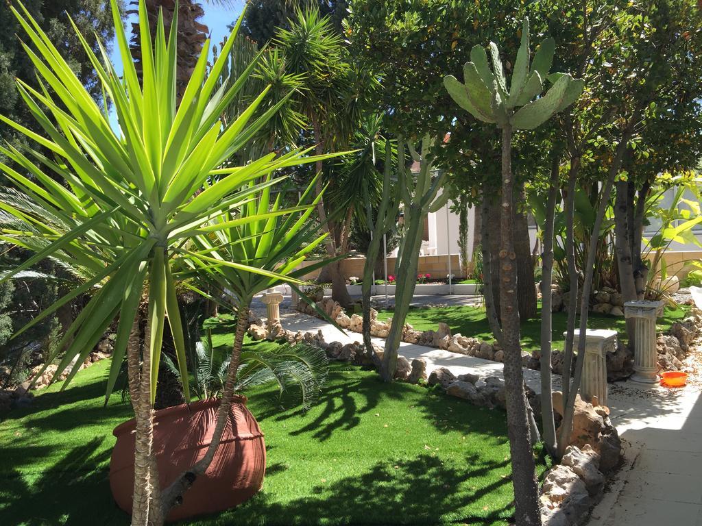 Villa Neyla Four Bedroom Coral Bay Beach Front Luaran gambar