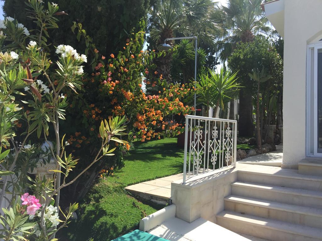 Villa Neyla Four Bedroom Coral Bay Beach Front Luaran gambar
